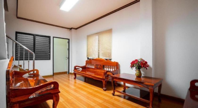 Oyo 836 Pk Residence Sattahip Exteriör bild
